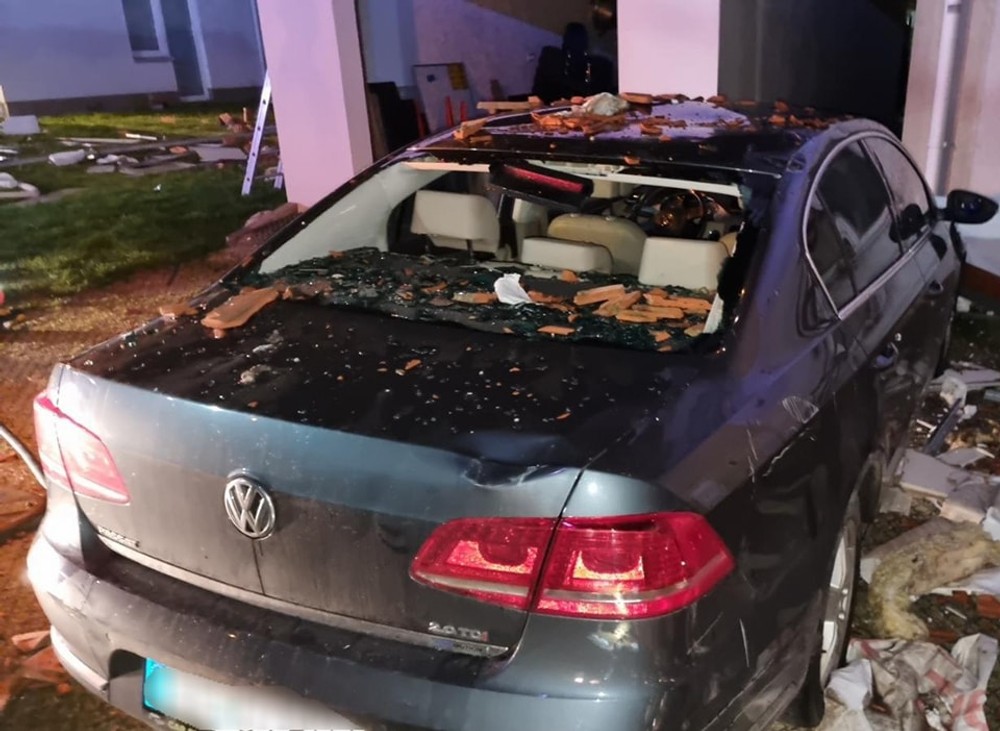 zničené auto po výbuchu