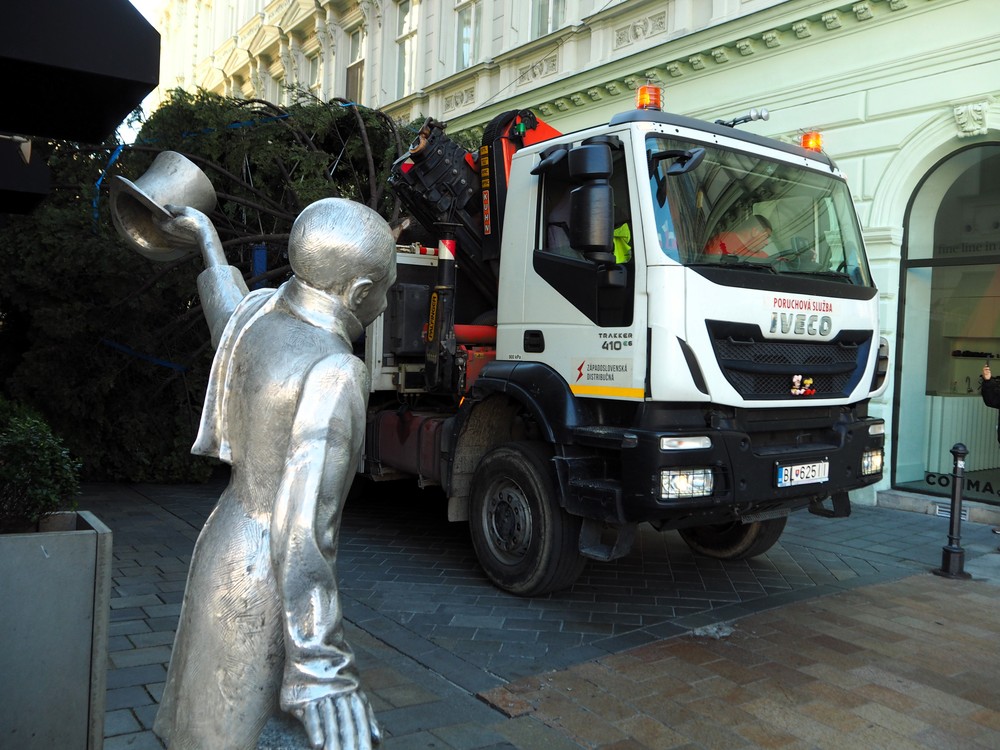 Osadzovanie vianočného stromčeka na Hlavnom námestí v Bratislave