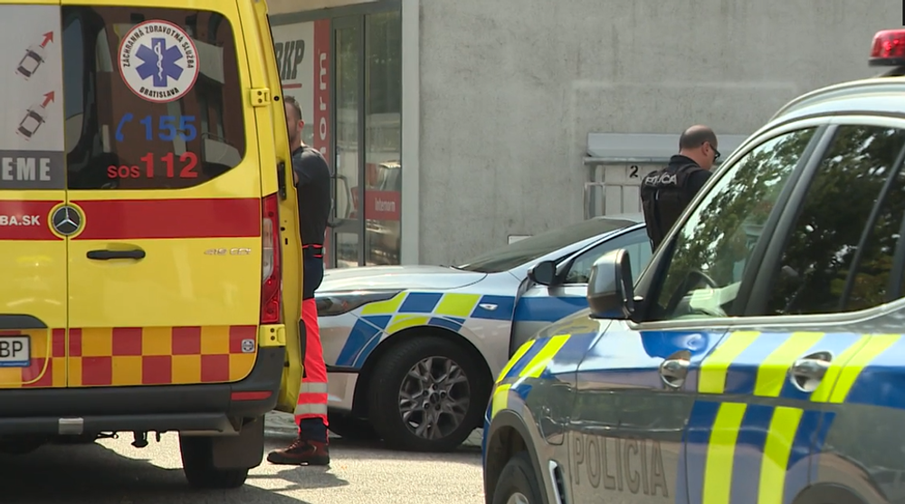 V Záhorskej Bystrici došlo k útoku na zastávke. Muž mal pri sebe zbraň