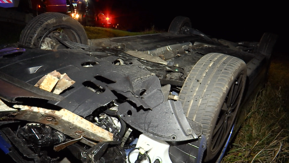 Vodič zaparkoval na streche. Do priekopy vzal zo sebou zábradlie aj zvodidlo