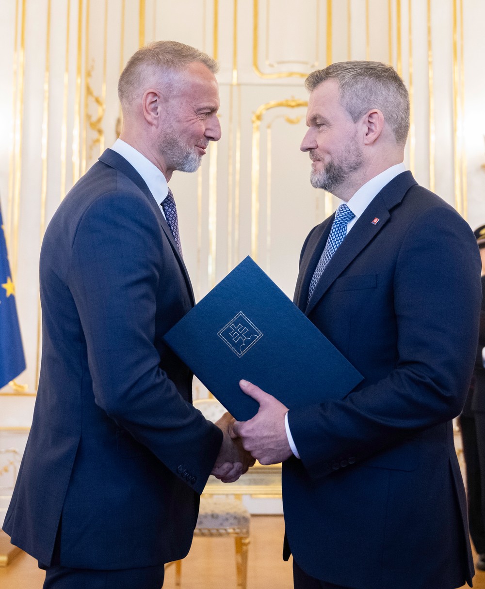 Peter Pellegrini podáva ruku Richardovi Rašimu