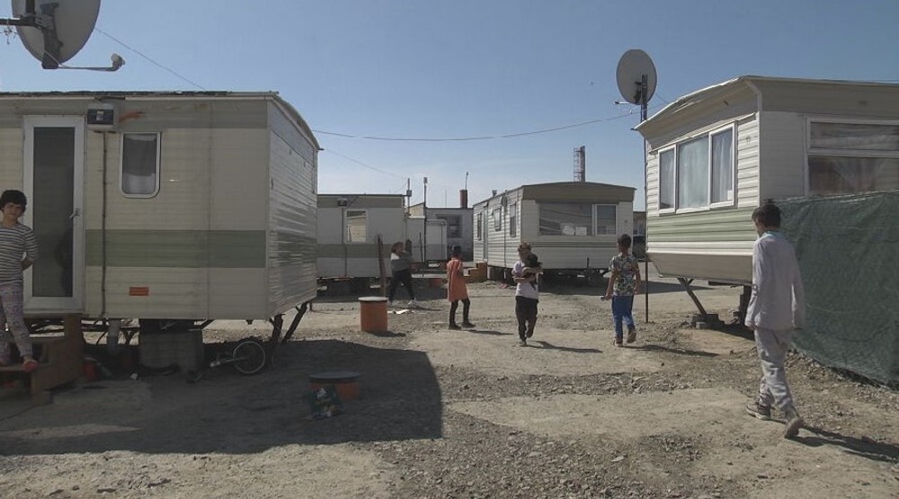 romovia sa nastahovali do mobilnych domcekov (3)