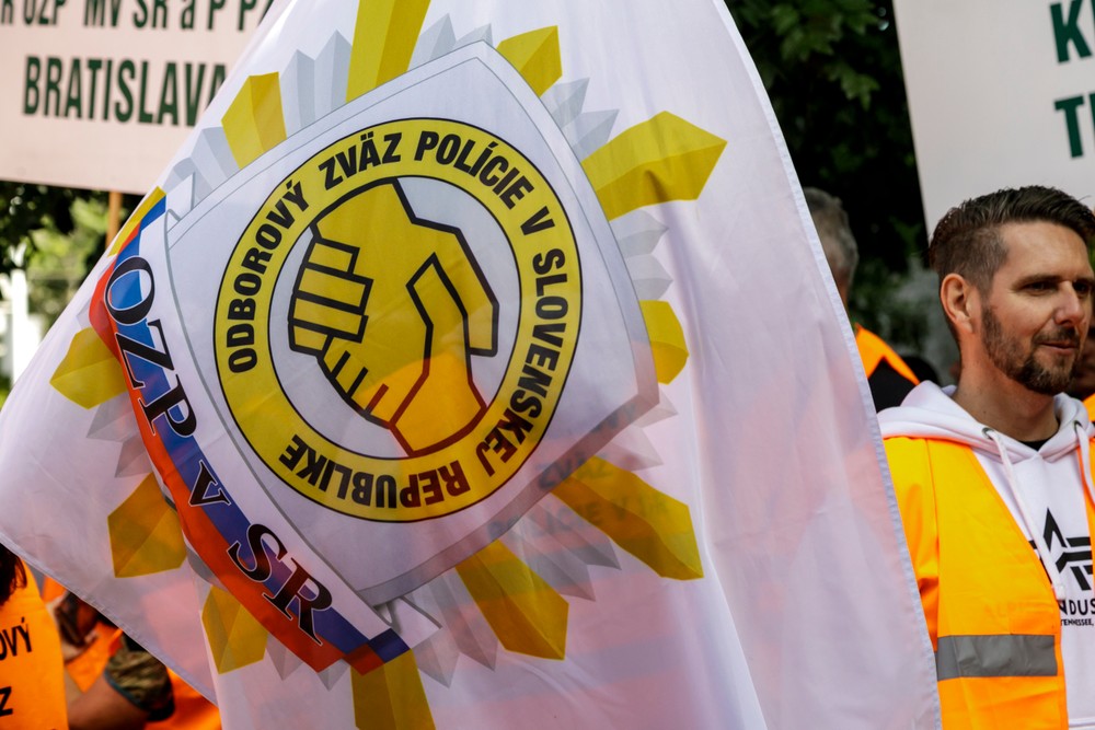 Zhromaždenie Odborového zväzu polície pred budovou parlamentu v Bratislave