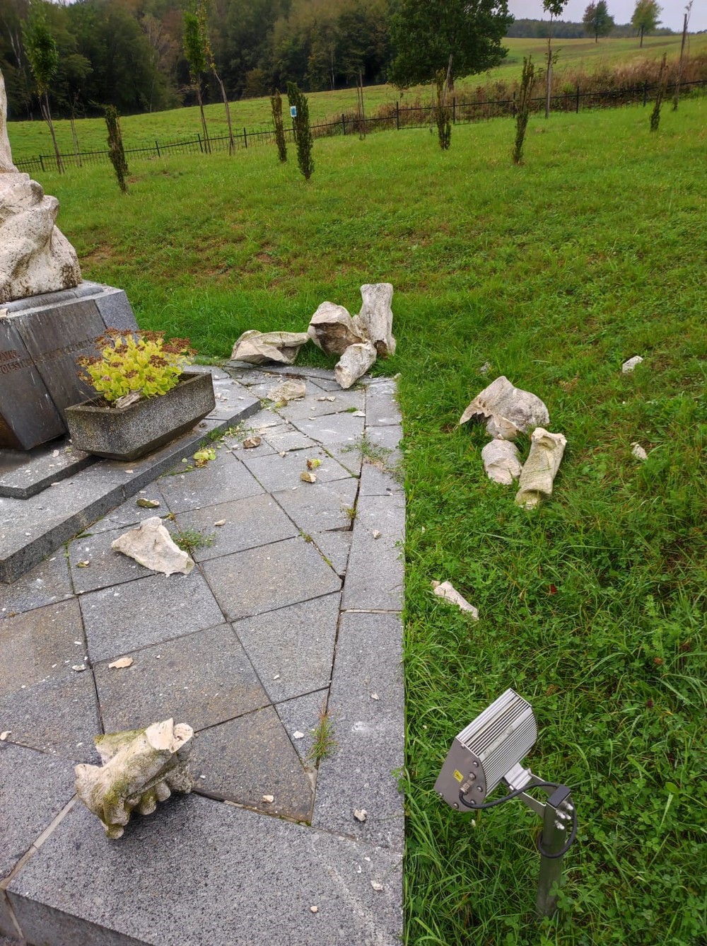 zemetrasenie obec Tokajík škody (2)