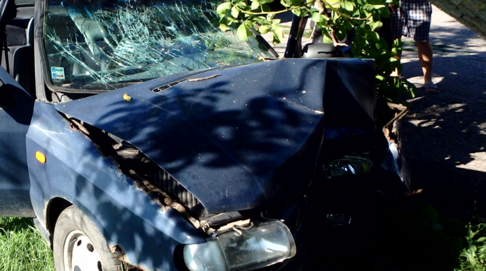 Nezvládol prejazd zákrutou a čelne vrazil do stromu. Pri dychovej skúške mu namerali tri promile