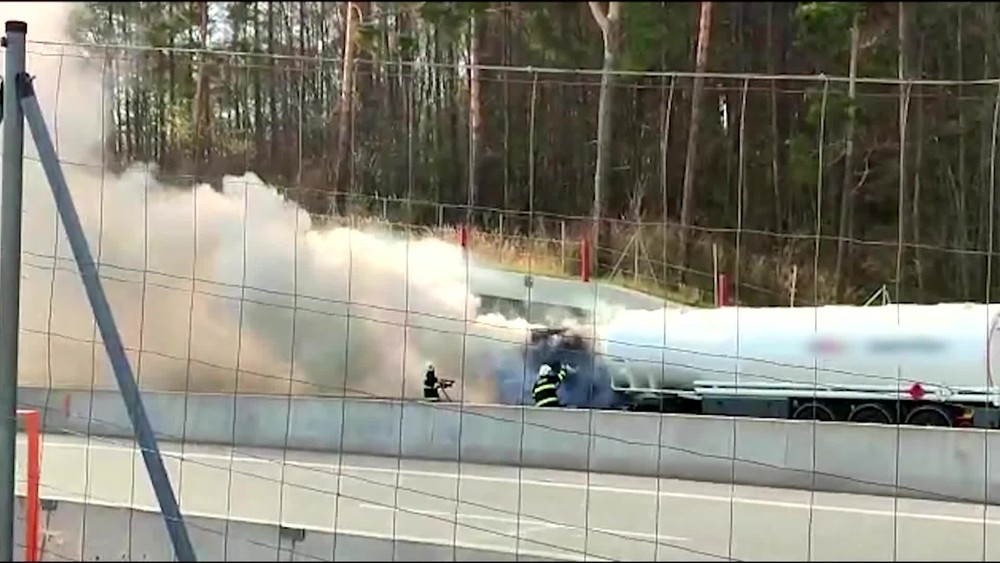 [multi] Poziar na dialnici 396