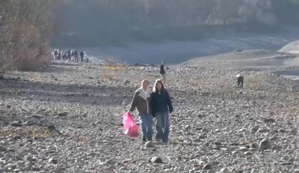 Žiaci zbierajú odpadky