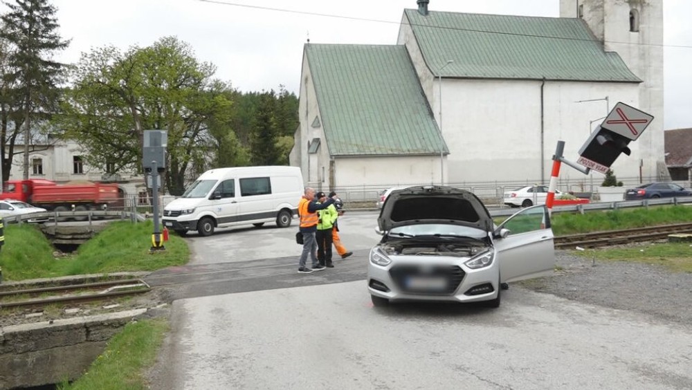 Zrážka auta s vlakom Veľká Lomnica (3)