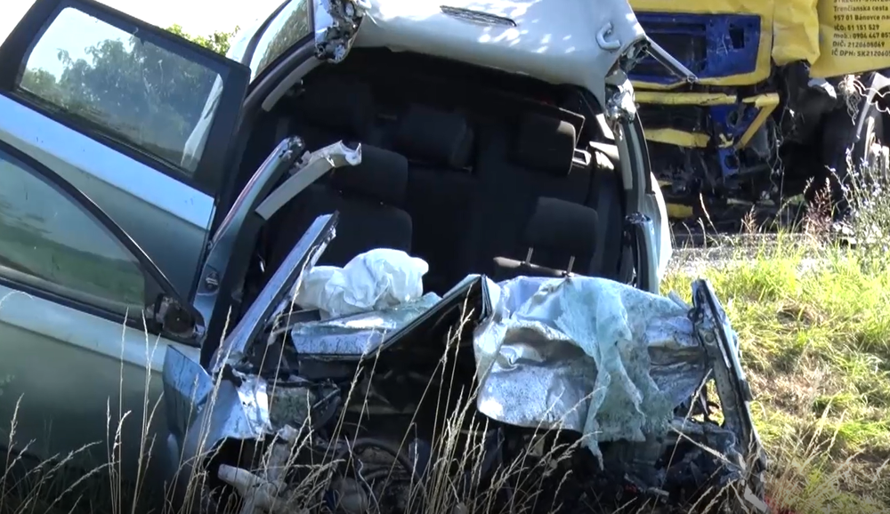 Tragická nehoda: Vodič auta sa zrazil s kamiónom, zrážku neprežil