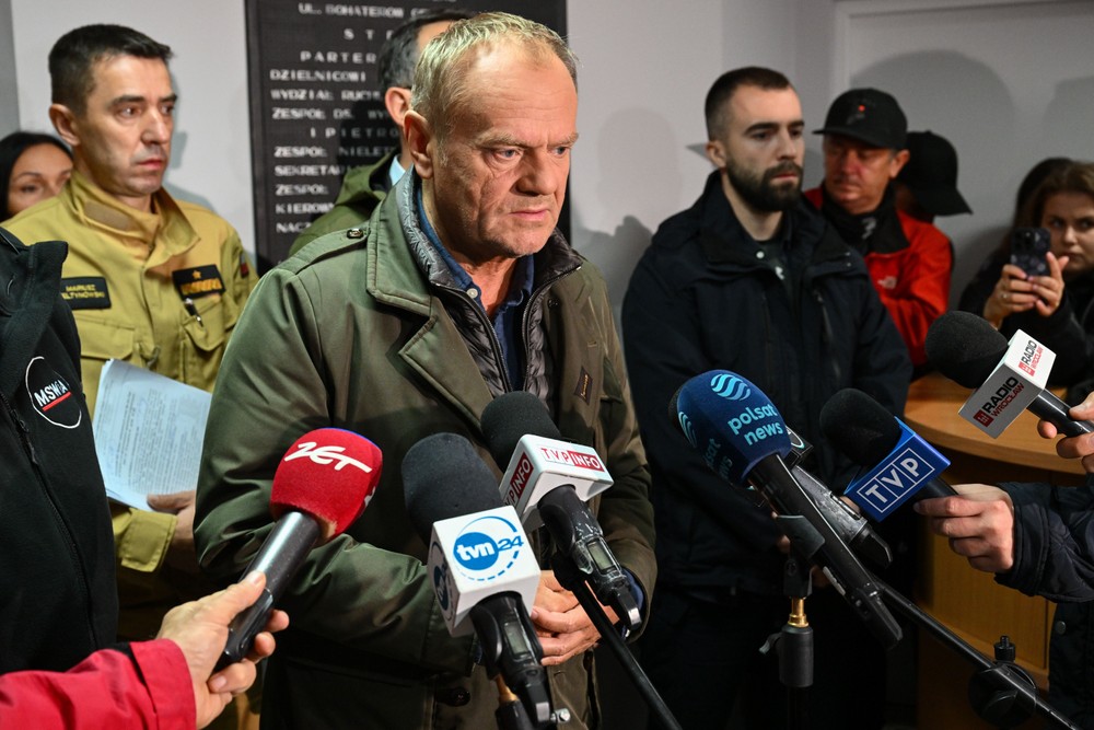 Poľský premiér Donald Tusk vystupuje počas mimoriadnej tlačovej konferencie počas záplav