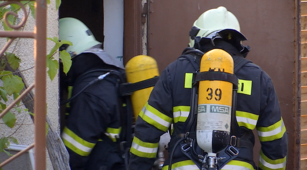 Hasiči pri požiari narazili na podozrivé sudy s neznámymi chemikáliami. Na pomoc prišla aj NAKA