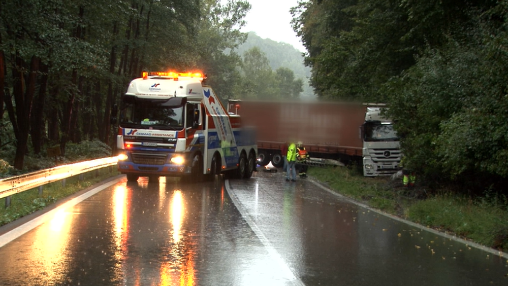 Zrážka kamiónu s osobným autom mala takmer fatálne následky. Náves skrížilo cez oba pruhy 