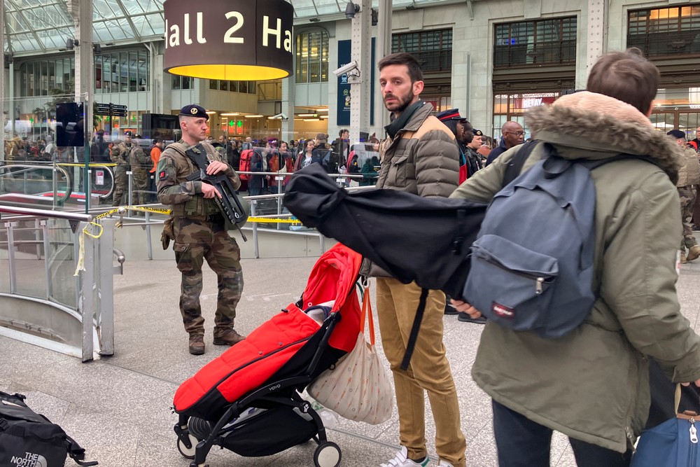 francúzsko paaríž útok nožom stanica (3)