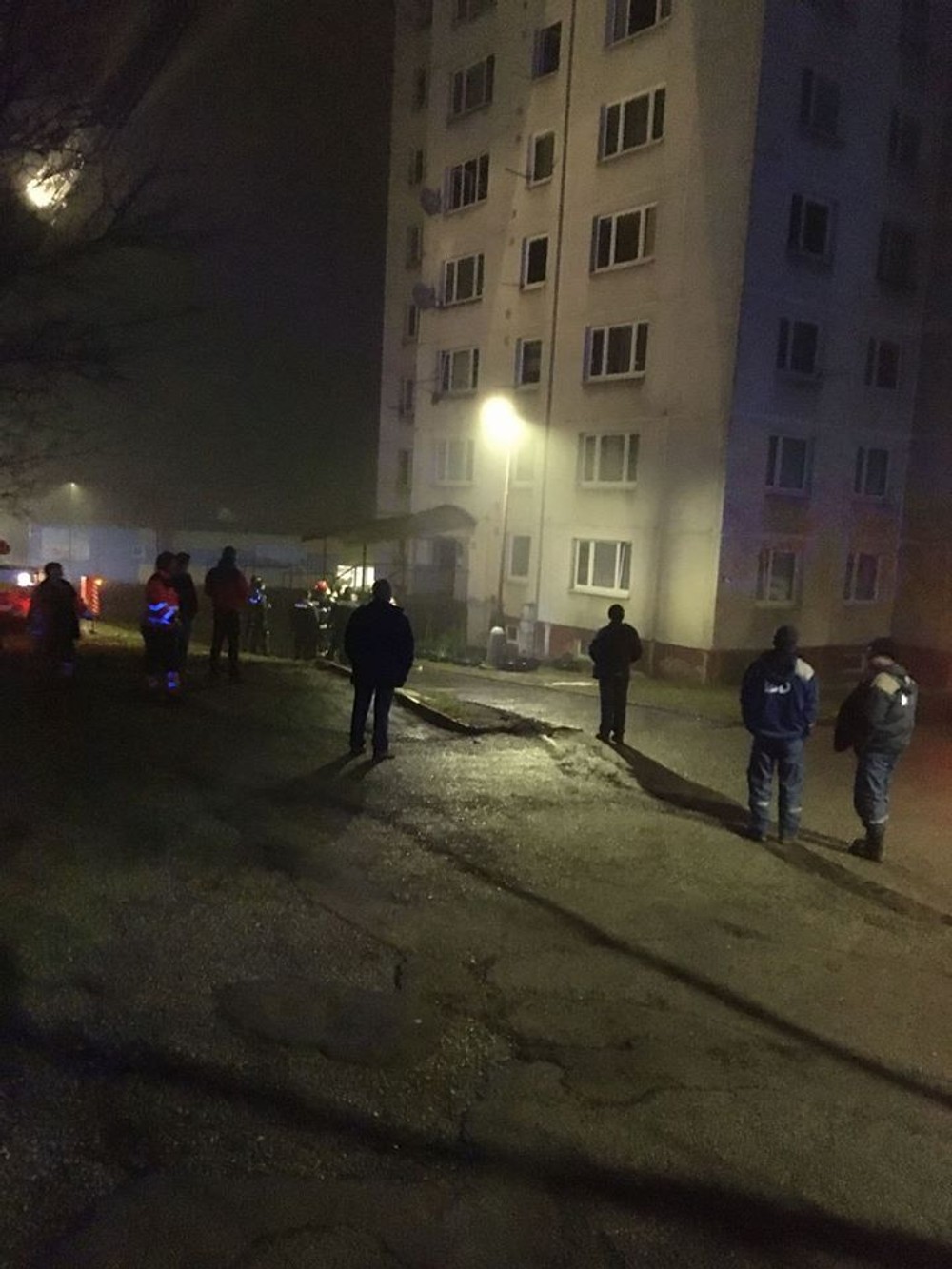 V Bardejove evakuovali z bytovky vyše sto ľudí. Obyvatelia ostali bez strechy nad hlavou 1