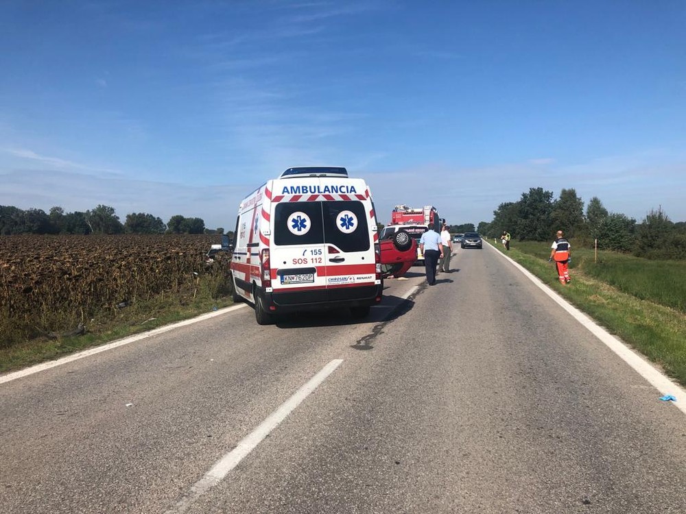 Pri čelnej zrážke zomrel muž. Spolujazdkyňu urýchlene transportovali leteckí záchranári 