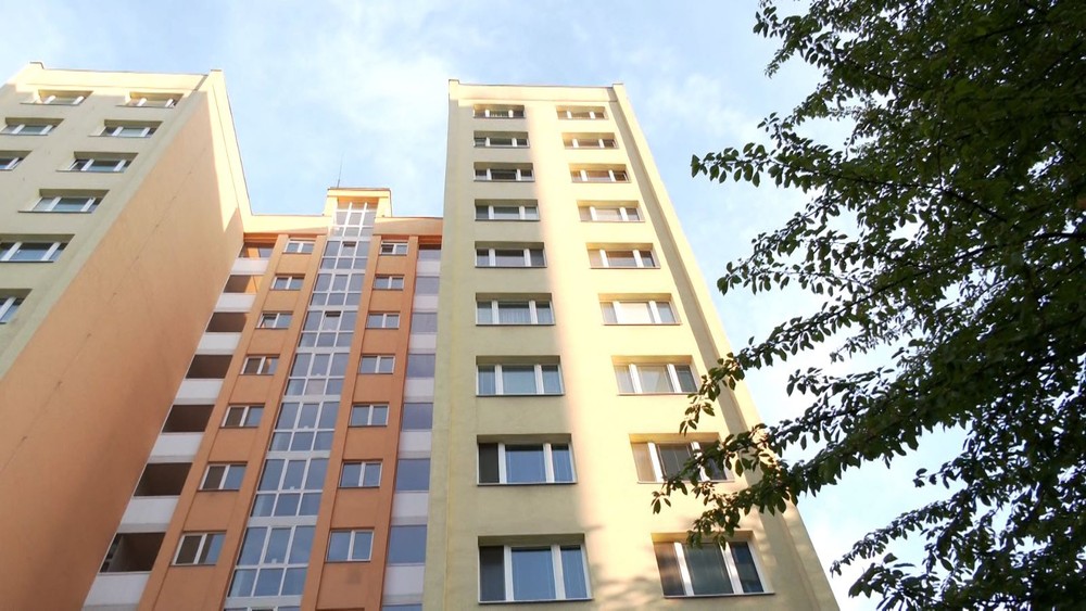 žena chcela vyskočiť z okna (2)