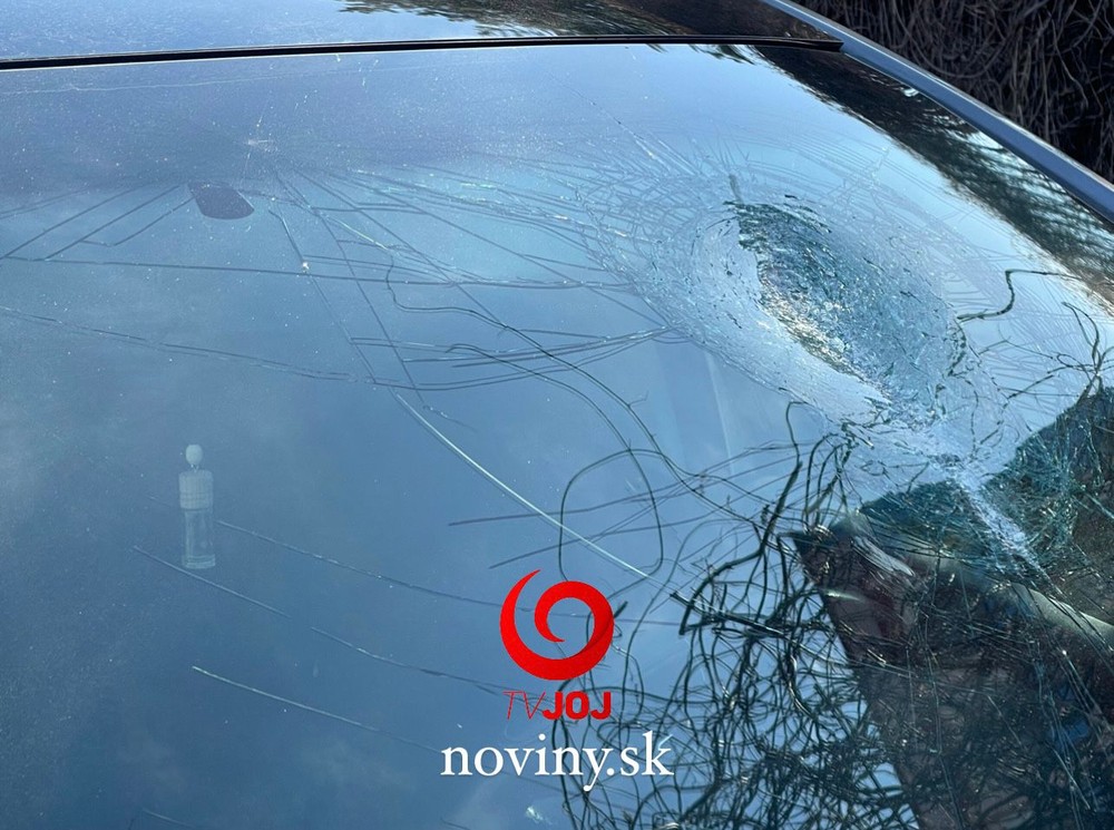 Zničené auto po útoku muža na Galvániho ulici