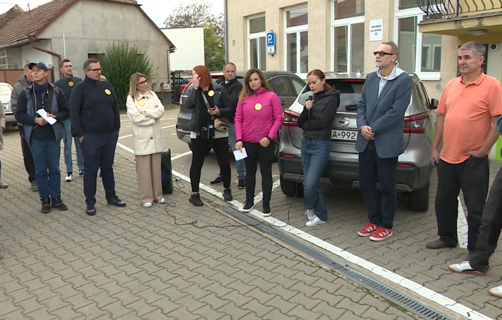 Rodičia pred základnou školou 2