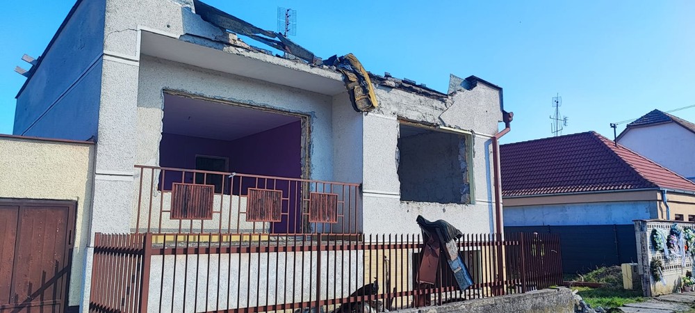 Búranie domu Veľká Mača