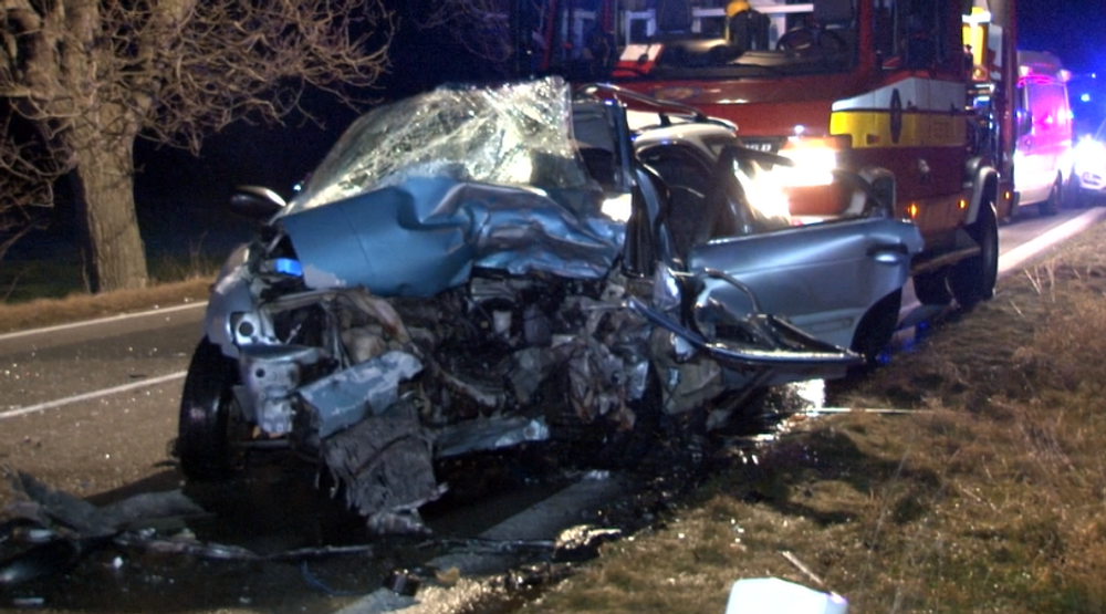 Tragická večerná nehoda. Pri čelnej zrážke vyhasli životy oboch vodičov