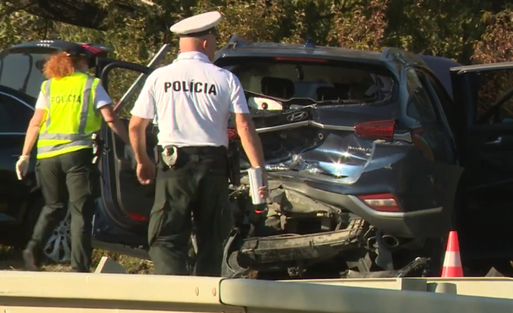 Nehoda dvoch áut a dvoch cyklistov 