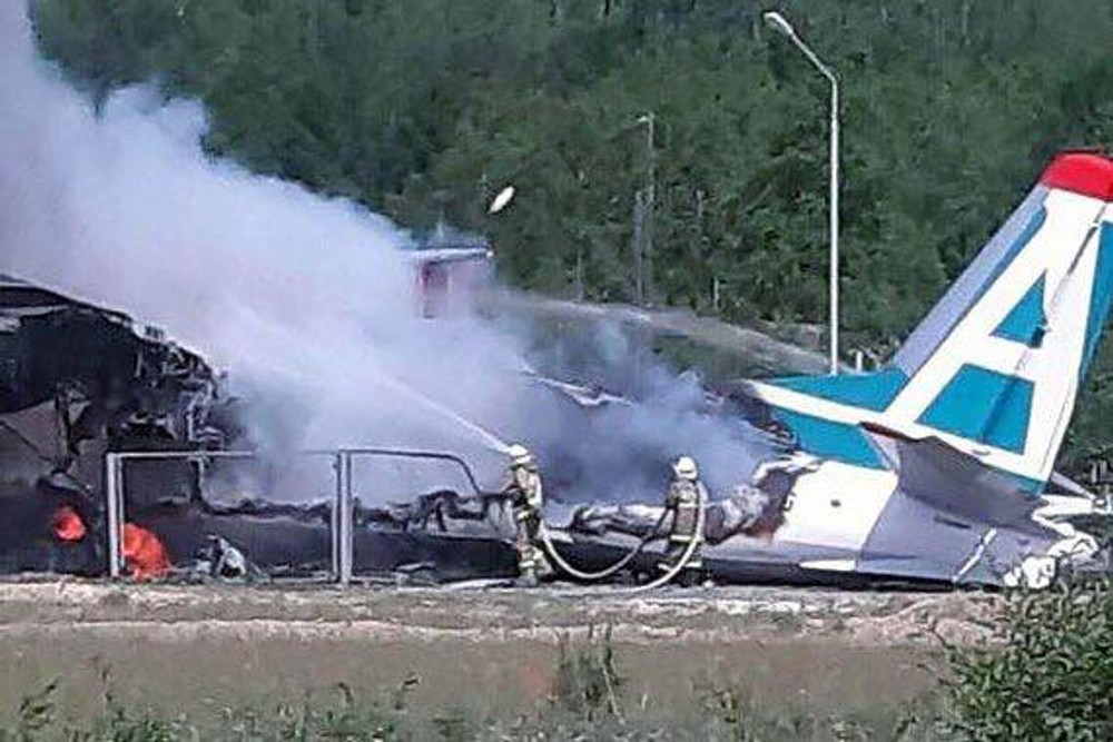 Lietadlo prešlo ranvej a po náraze do budovy vzplanulo