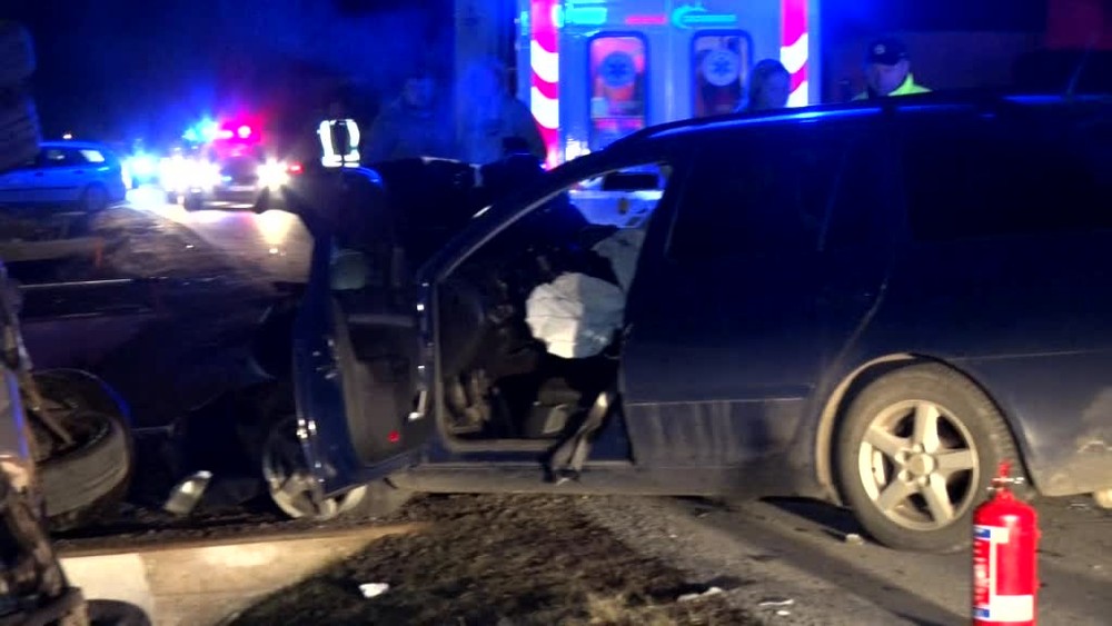 Manželia prešli autom iba pár metrov. V plnej rýchlosti do nich vrazila ďalšia vodička2326