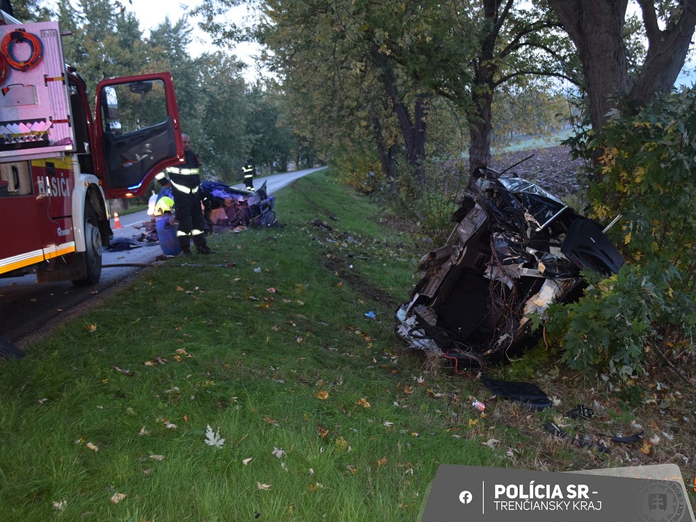 Auto sa po náraze do stromu roztrhlo na dve časti