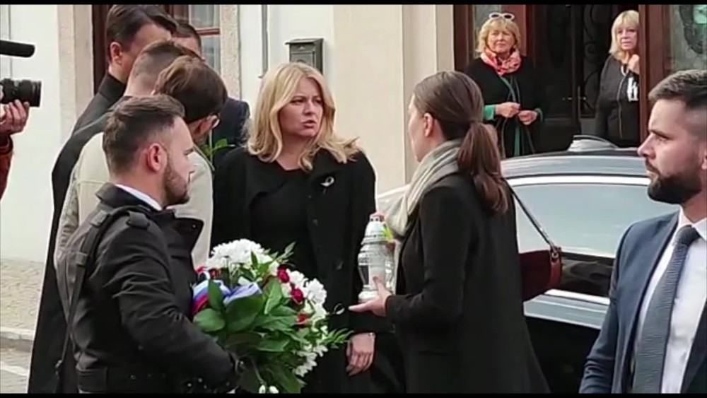 [multi] prezidentka kladie vence 16958