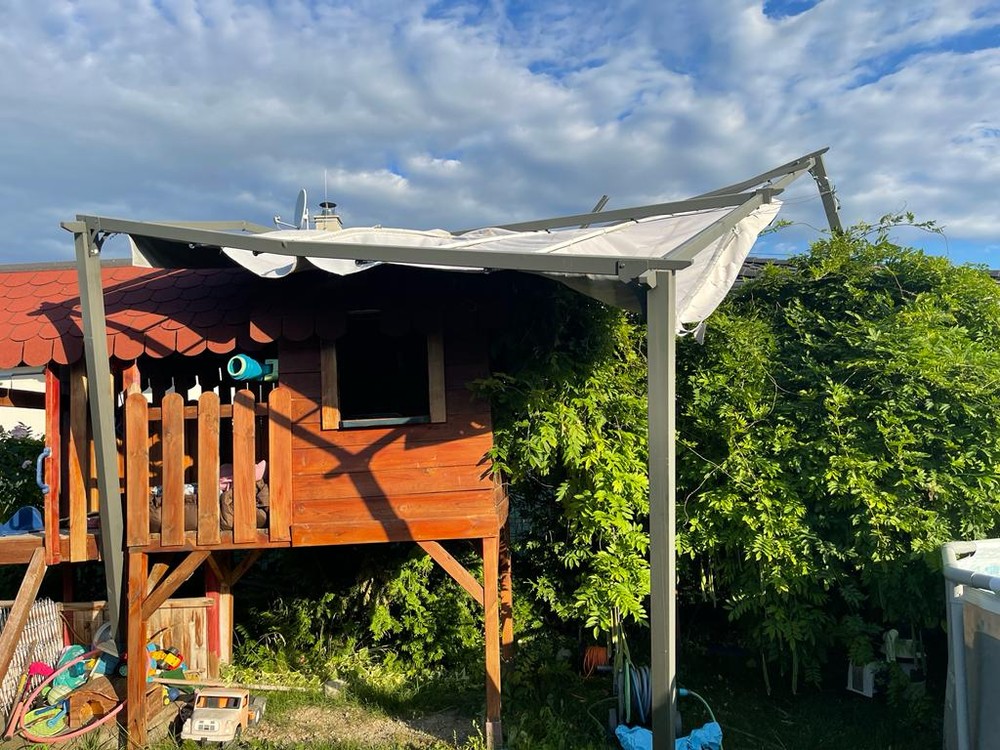 V Chorvátskom Grobe do jedného z domov vietor odfúkol markízu k susedovi