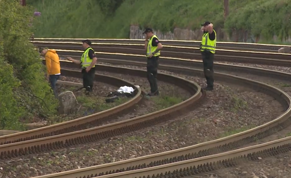 Vlak zrazil dve osoby v Bratislave 3