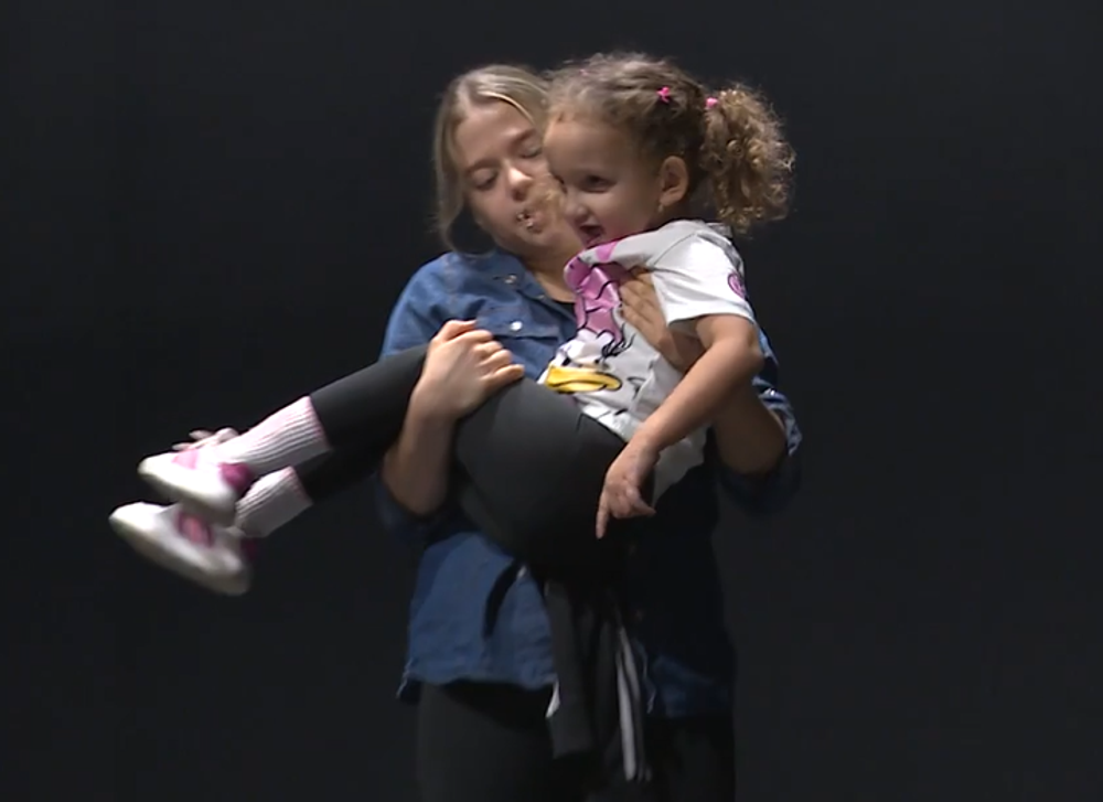 Malá Sasinka s tanečníčkou zo SĽUKu