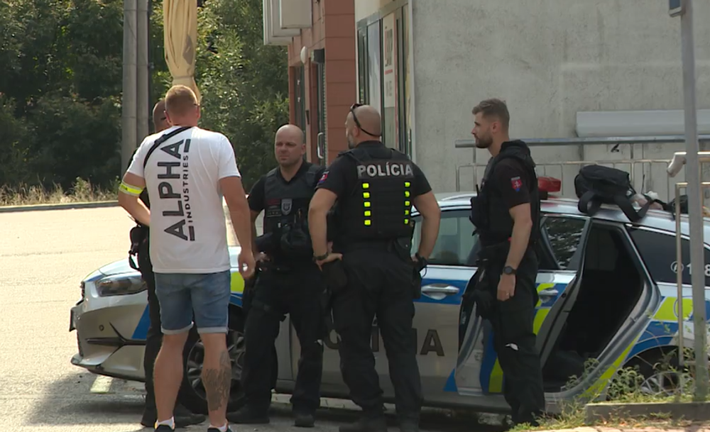 V Záhorskej Bystrici došlo k útoku na zastávke. Muž mal pri sebe zbraň