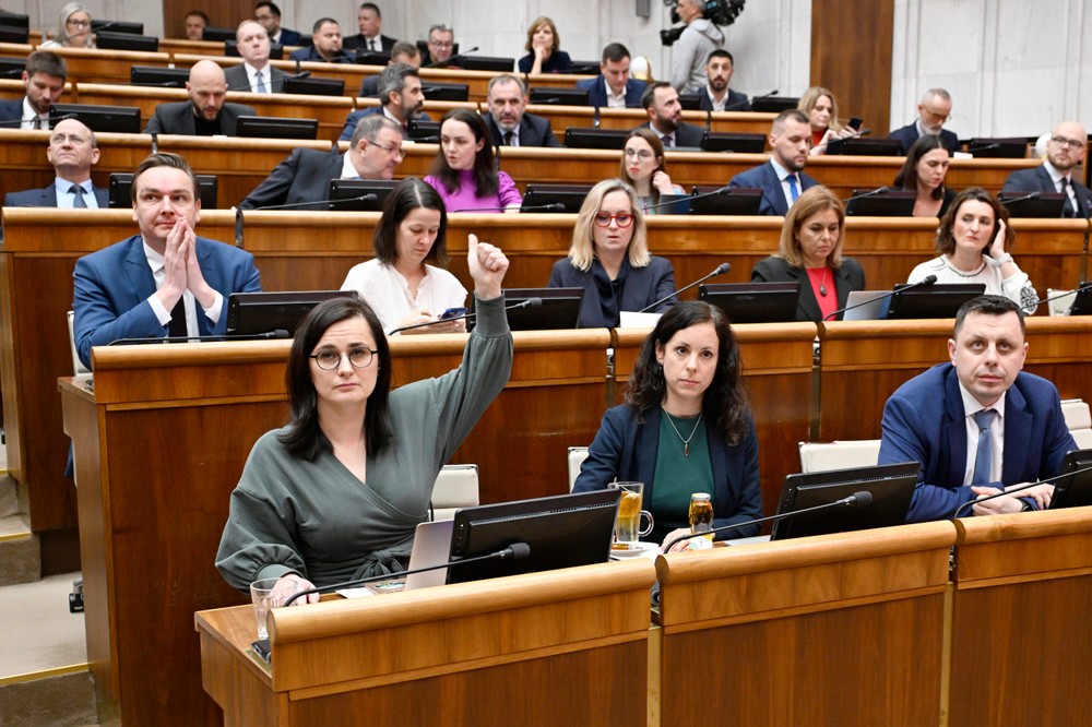 Rokovanie parlamentu o návrhoch na odvolanie viacerých ministrov a na vyslovenie nedôvery vláde