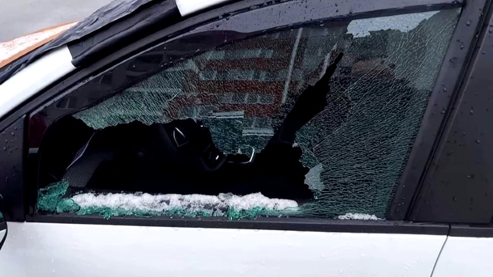 Rozbité bočné sklo na taxíku