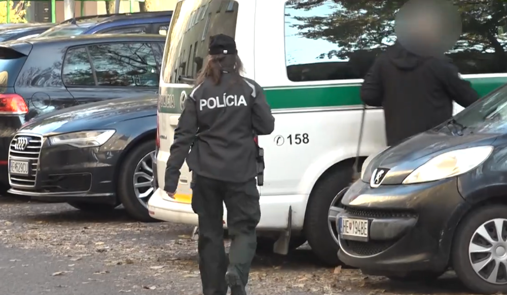 Mŕtva žena vedľa bytovky 4