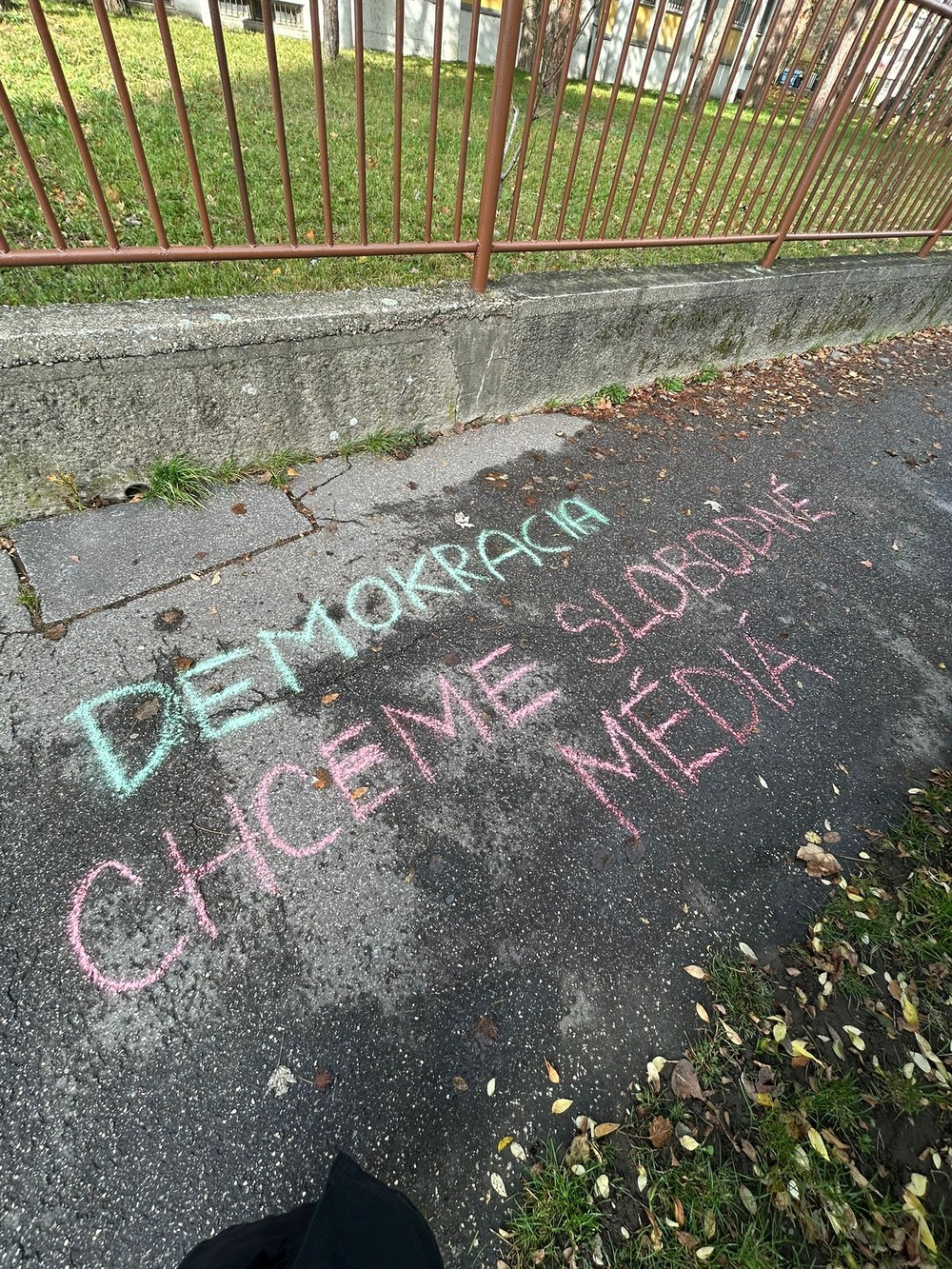 Kriedové nápisy na chodníku 3