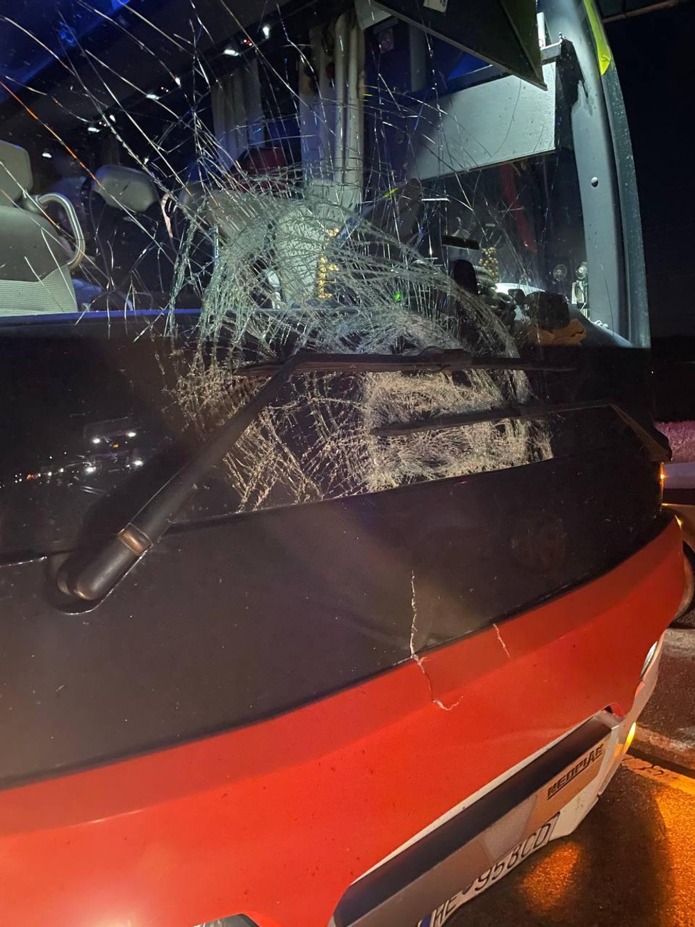 Nehoda muž pod autobusom