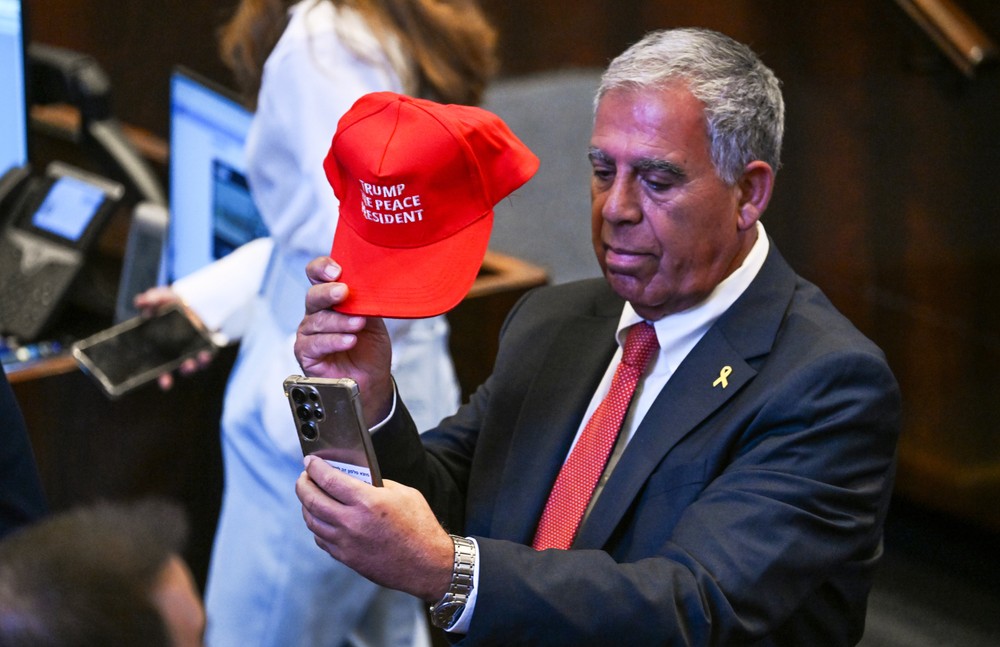 Ľudia s čiapkou s nápisom "Trump, prezident mieru"