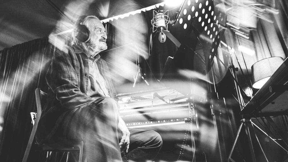 Milan Lasica v nahrávacom štúdiu