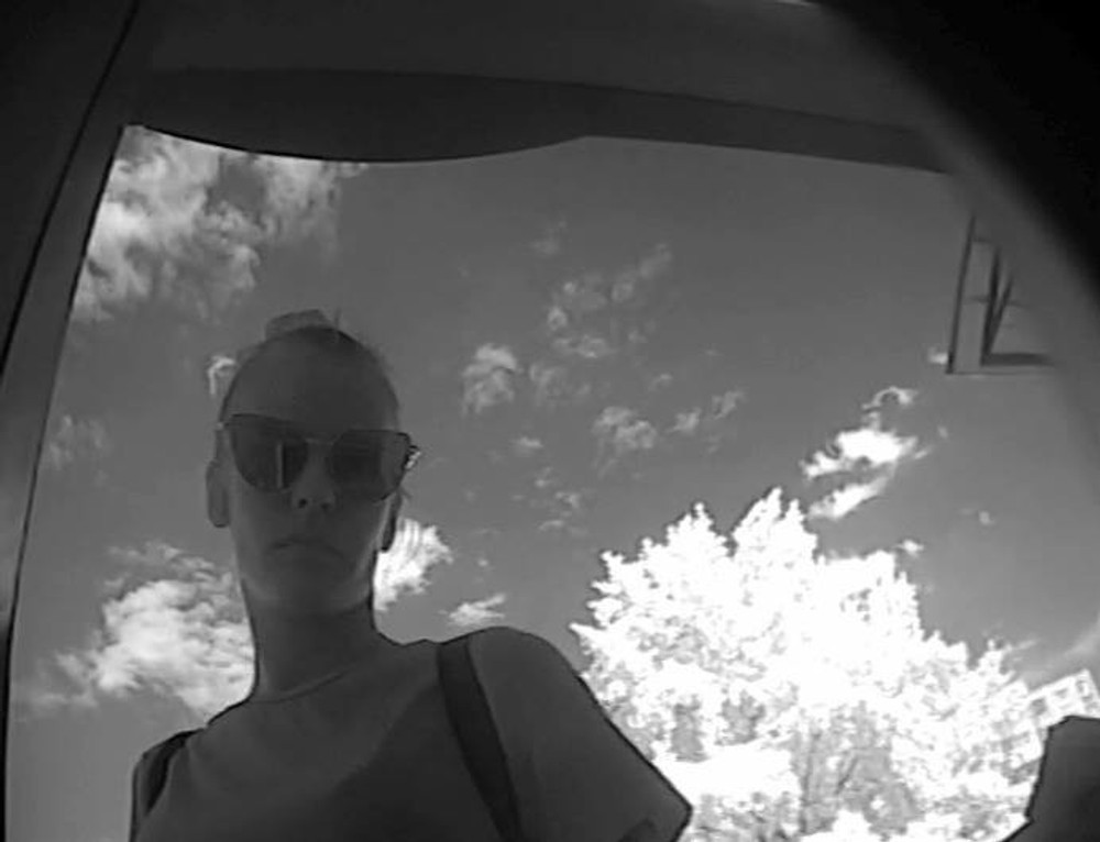 Žena mala odcudziť peniaze z bankomatu