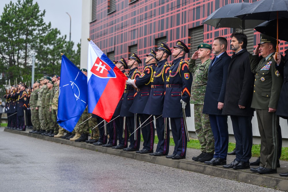 Na snímke sprava náčelník Generálneho štábu OS SR generál Daniel Zmeko, vicepremiér a minister obrany SR Robert Kaliňák (Smer-SD), prezident SR Peter Pellegrini a veliteľ Tímu pre integráciu síl NATO (NFIU) na Slovensku plukovník Marián Kurilla