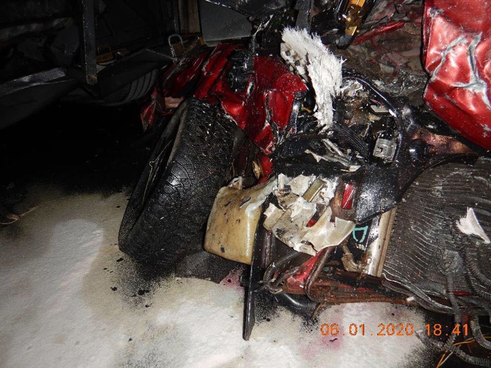 Čelná zrážka s autobusom sa skončila tragicky. Z osobného auta zostali len stlačené plechy 