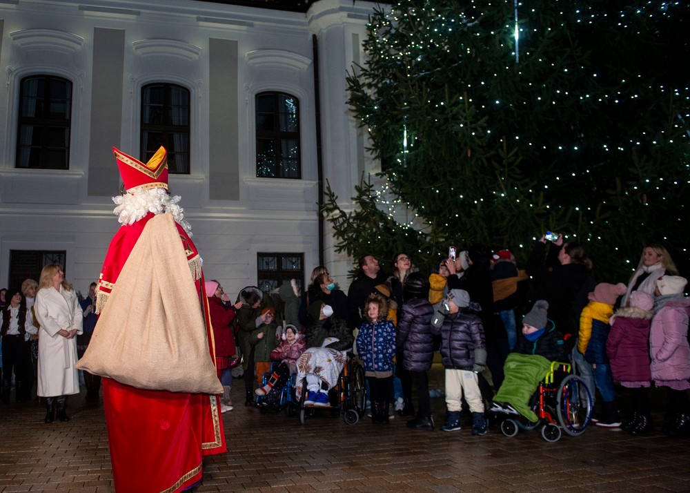 prezidentka zuzana čaputová deti mikuláš stromček (3)