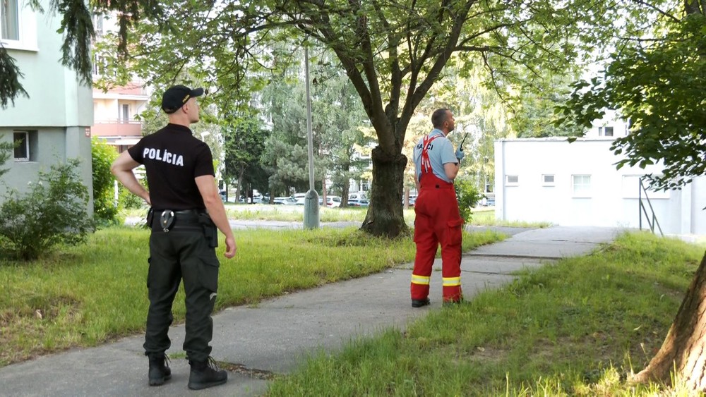 žena chcela vyskočiť z okna (4)