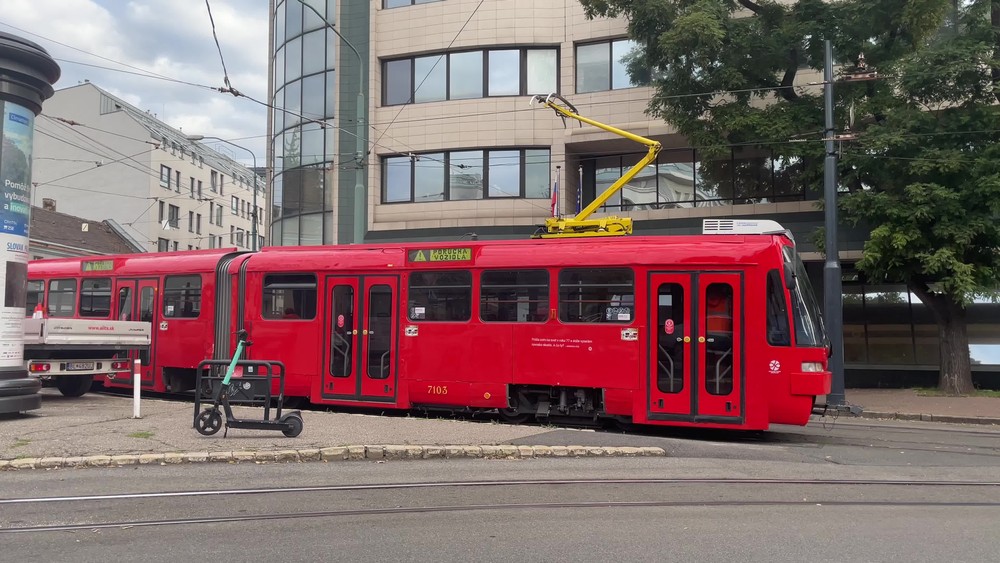 [multi] Električka vykoľajená 4467