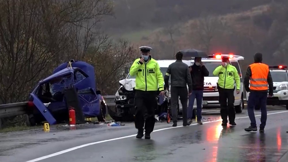 Auto skončilo vo zvodidlách