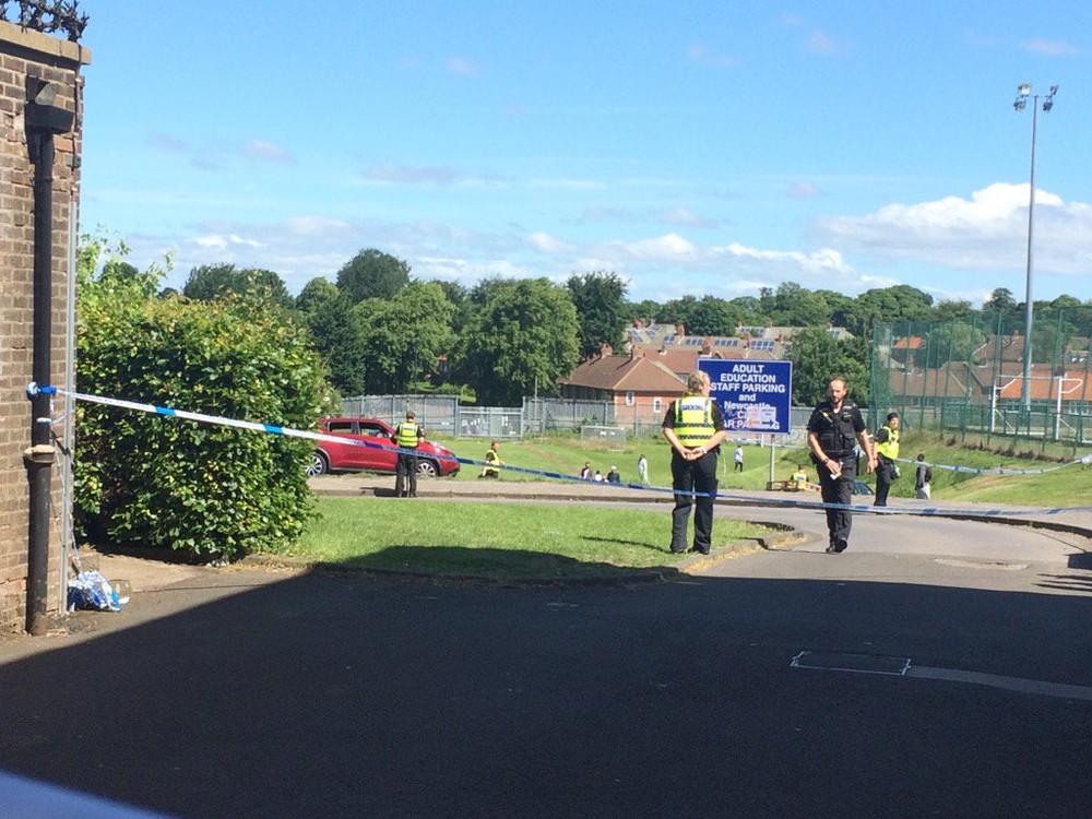 Do ľudí na ulici v Newcastli vrazilo auto, zranilo aj deti.jpg