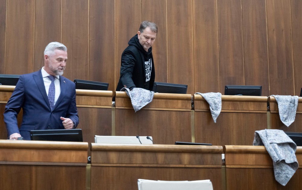 44. schôdza Národnej rady SR - mimoriadna. Vyslovenie nedôvery ministrovi dopravy SR Jozefovi Rážovi.