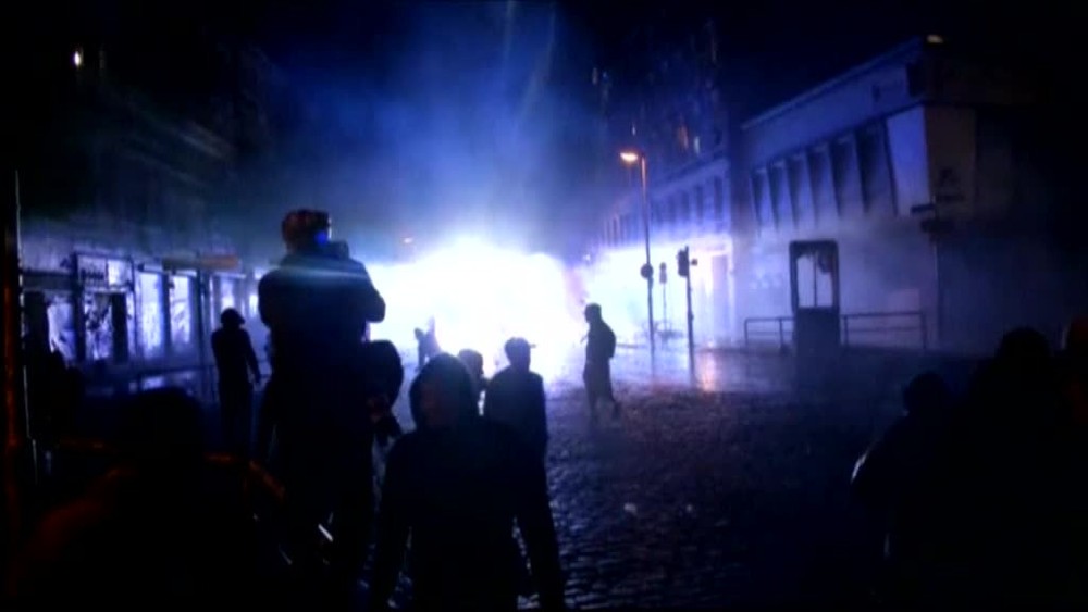 VIDEO: Nemecko v plameňoch. Demonštranti rabovali a útočili na policajtov658